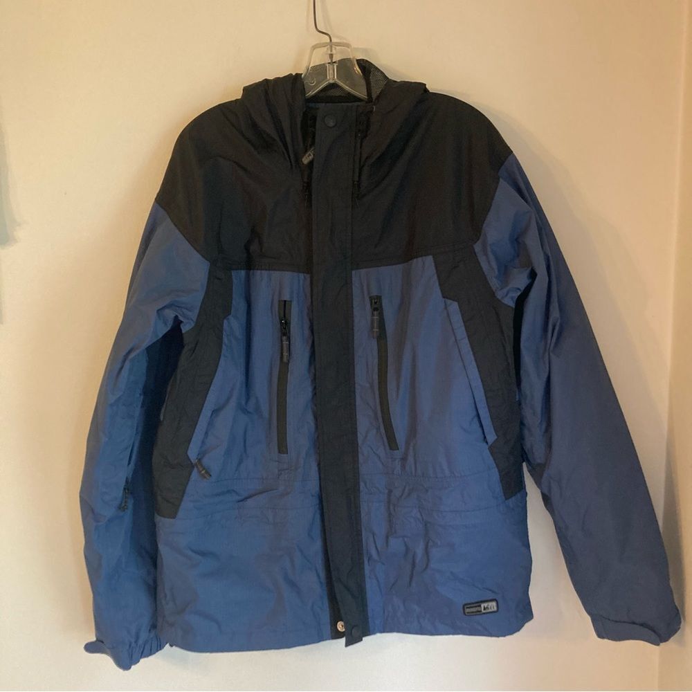 REI Men’s windbreaker jacket with hood size medium. Excellent condition!!